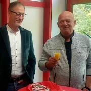 Unterschrift Foto: v.l. Personalleiter Matthias Schulte, Rainer Müller):